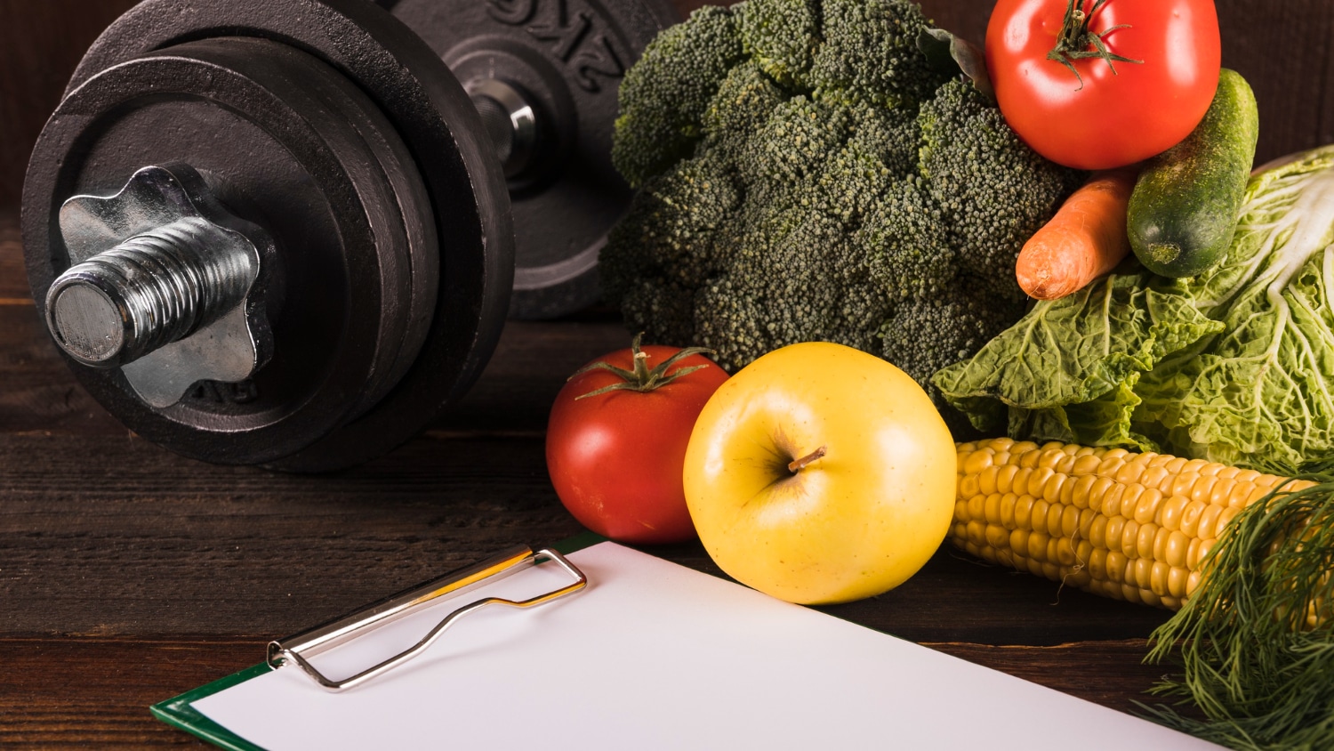 Des légumes et fruits frais, un poids et un presse-papier vide.